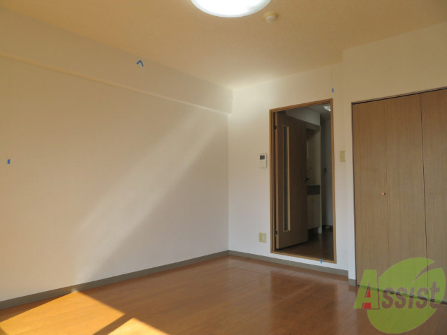 その他部屋・スペース　別の角度から洋室を撮影しました。日射しがあり明るい印象。