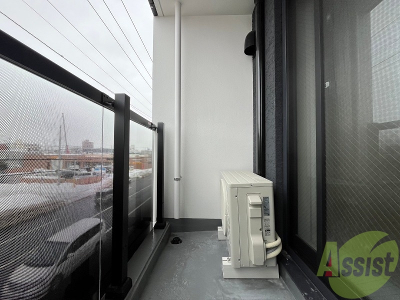 バルコニー　バルコニー。洗濯物がはかどりそうな広さがありますよ。