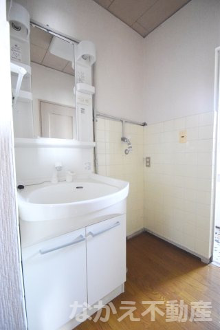 洗面設備　明るい洗面所です