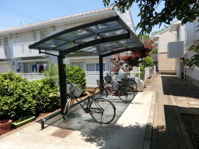 エントランス　屋根付きの駐輪場です