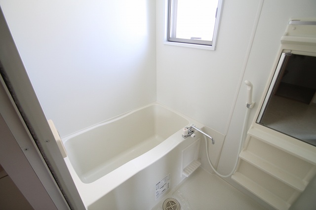 バス・シャワールーム　お風呂に窓があるので換気もばっちり♪