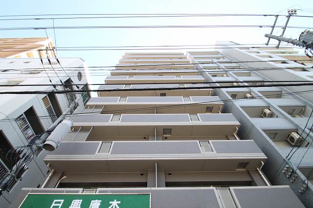 建物外観　大きな通り沿いで夜も明るいです