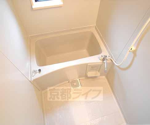 バス・シャワールーム　小窓の付いてるお風呂です