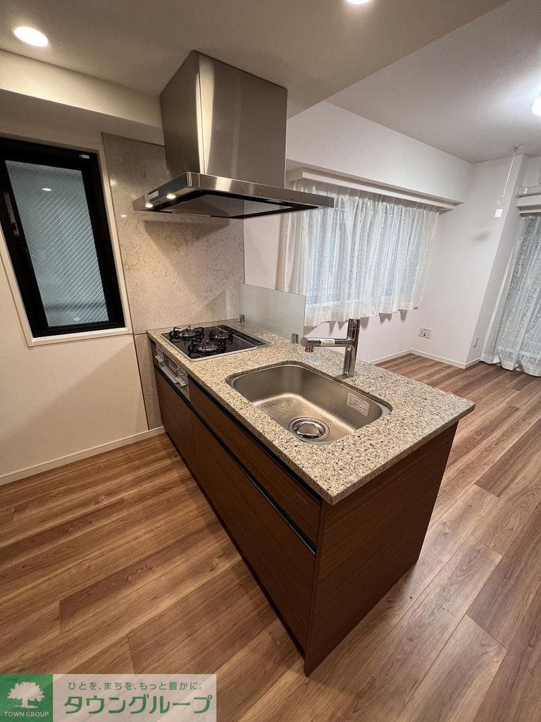 キッチン　※照明器具・レースカーテンは賃貸の対象ではありません