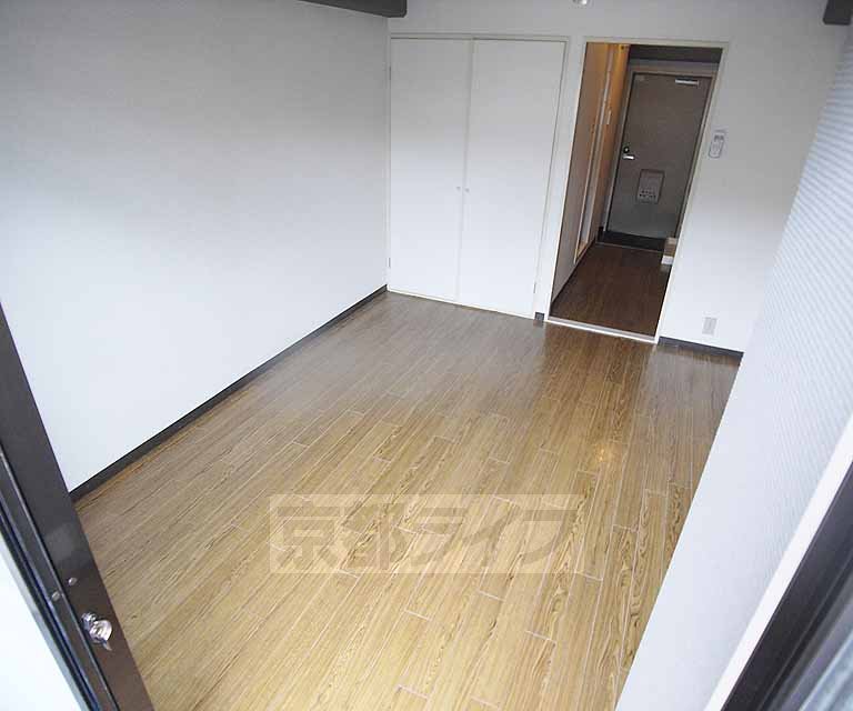 居室・リビング　室内はきれいに改装されております。