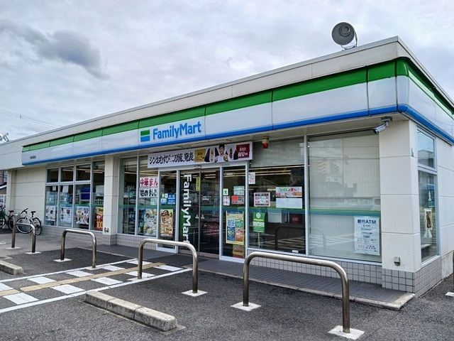 コンビニ　ファミリーマート様（コンビニ）まで200m