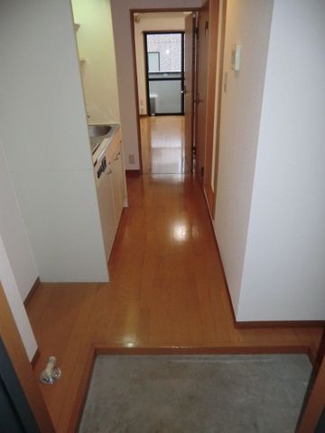 玄関　玄関は下駄箱付です