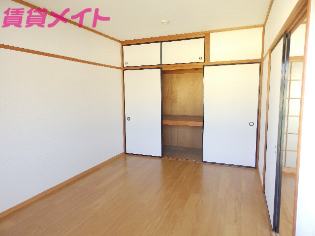 居室・リビング　同物件別室の写真です