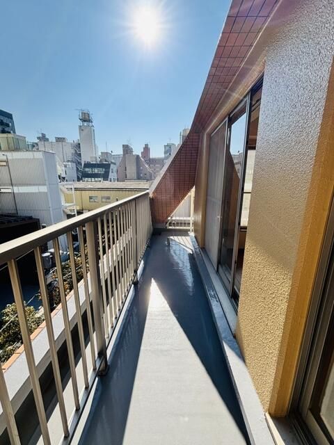 バルコニー　開放的で明るい空間を演出してくれるバルコニーです