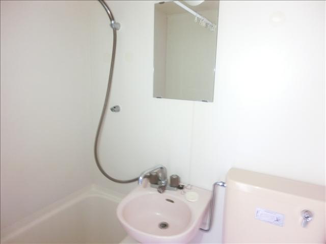 洗面設備　鏡のついた洗面台です