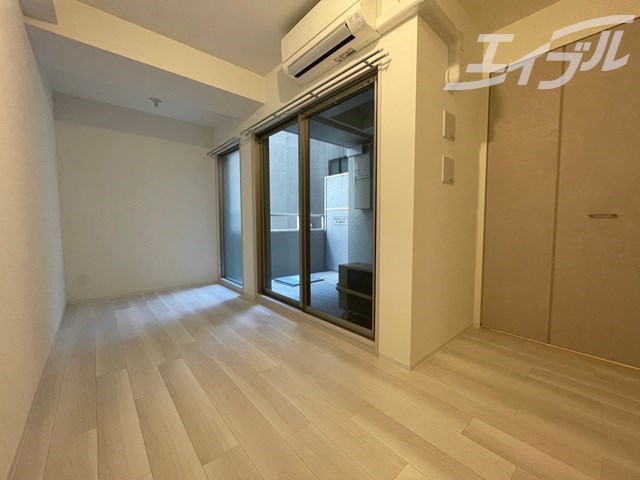 居室・リビング　白基調なお部屋です。