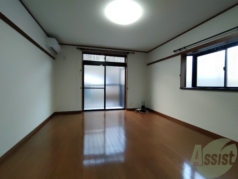 居室・リビング　広くきれいなリビングは明るい光も良く差します。