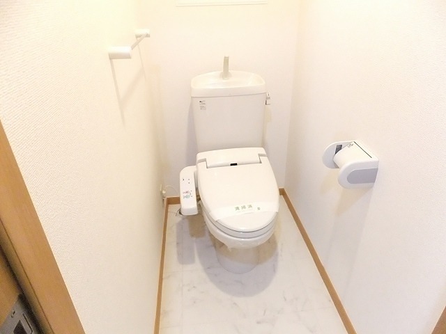 トイレ　温水洗浄便座です。
