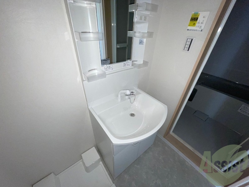 洗面設備　洗面化粧台も独立しており、洗面台の棚も利便性がありますね。