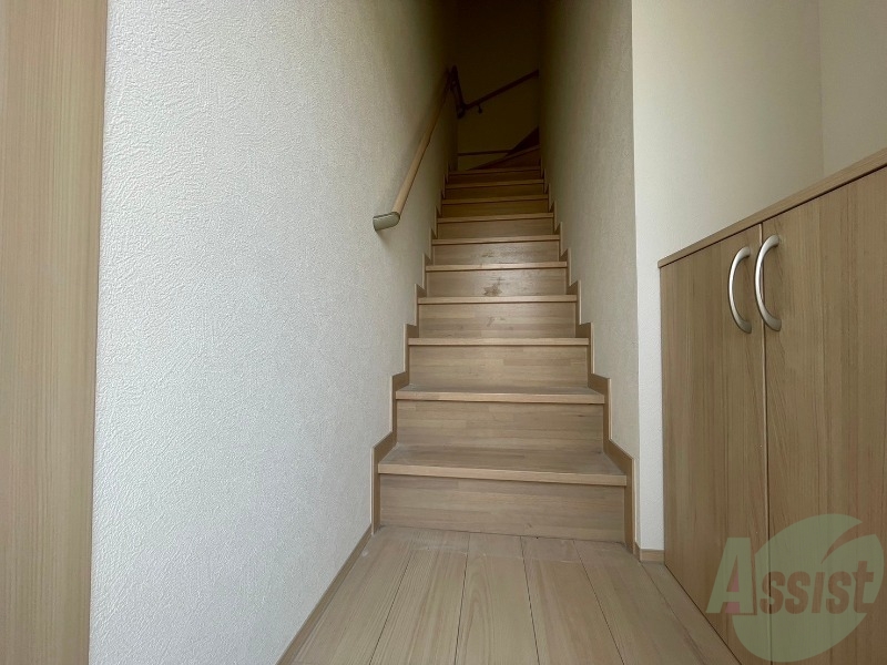 玄関　照明も有り、玄関から各居室までスムーズに行けそうですね。