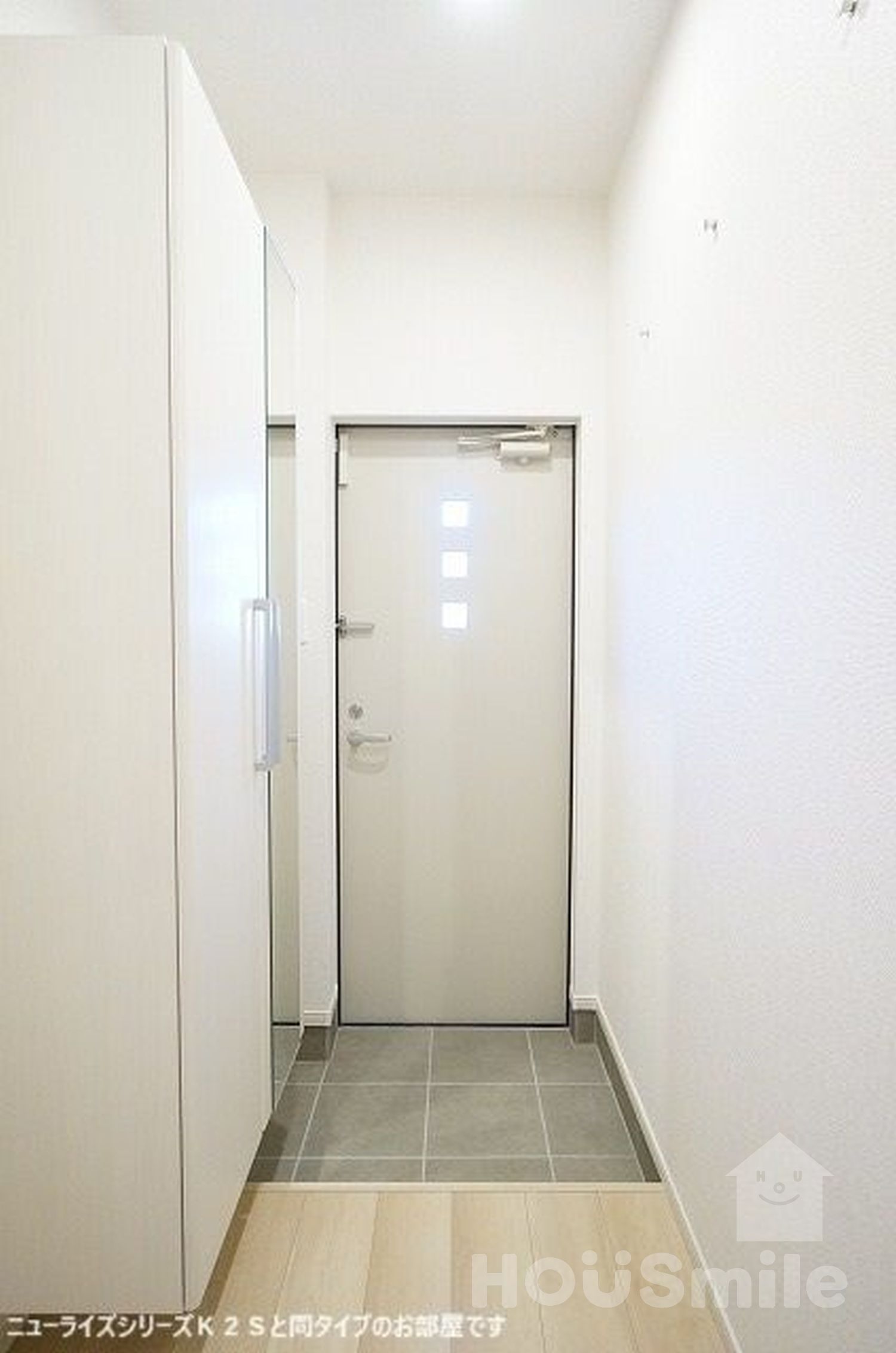 玄関　現在建築中、写真は同タイプを使用