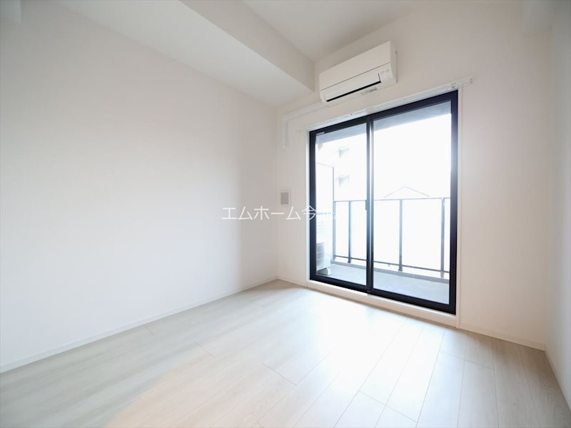 バルコニー　洋室6.5帖　エアコン付　収納充実　バルコニー