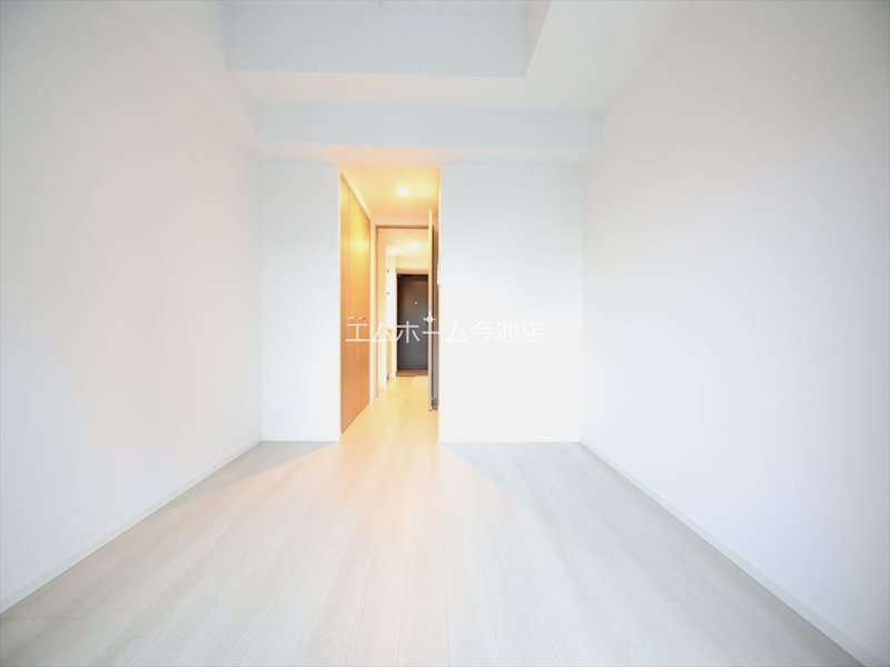 居室・リビング　洋室6.5帖　エアコン付　収納充実　バルコニー