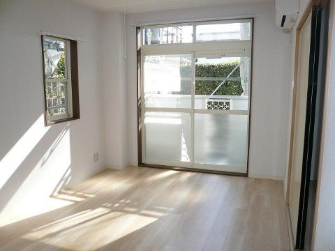 居室・リビング　ベランダ側の洋室も日当たり良く明るい♪