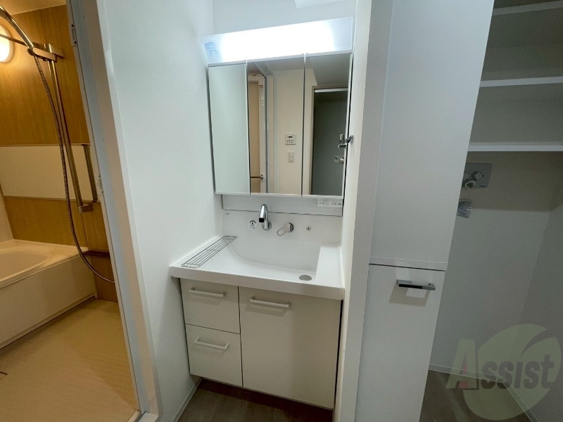 洗面設備　大きくて使いやすそうな独立洗面台になっています。