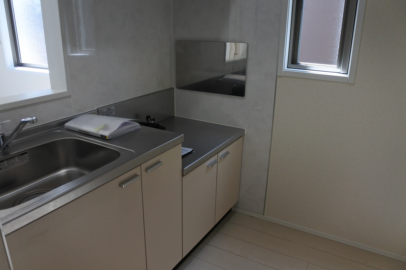 キッチン　写真は別部屋の為現況と異なる場合がございます