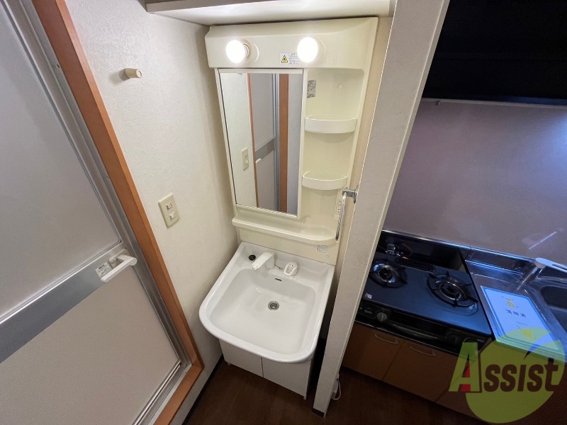 洗面設備　大きくて使いやすそうな独立洗面台になっています。
