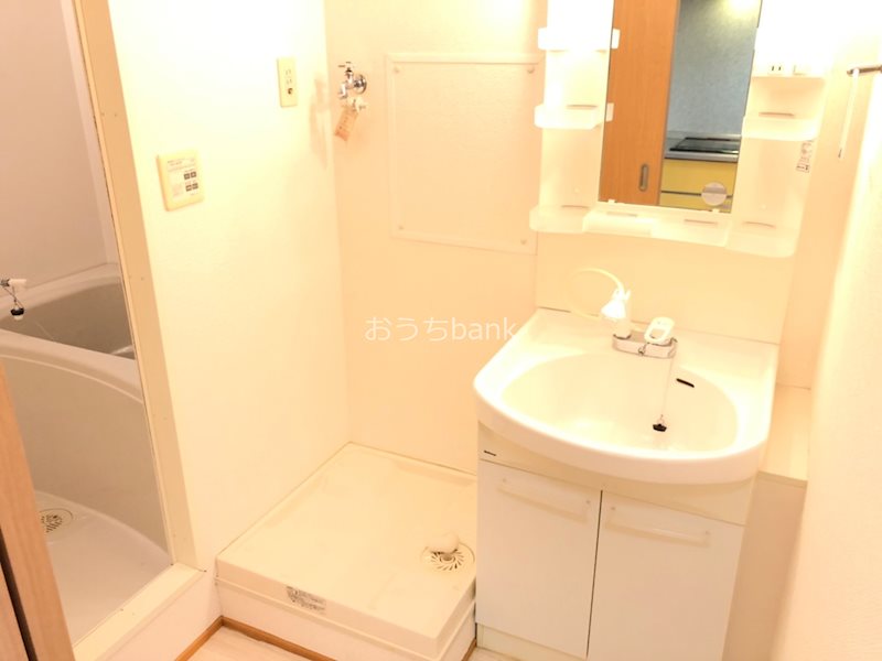 洗面設備　使い勝手の良い洗面化粧台。洗濯機は室内に置けます。