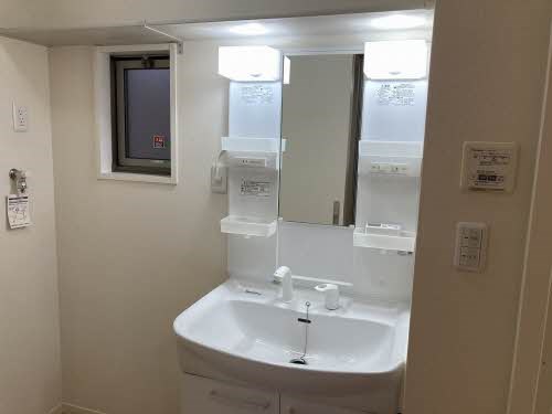 洗面設備　※別室参考写真※ 洗面所には独立洗面化粧台と室内洗濯機置き場