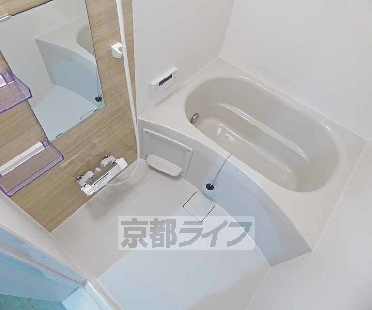 バス・シャワールーム　清潔感のあるお風呂です。