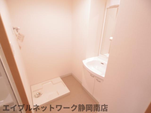 洗面設備　ゆったりとスペースのある洗面所