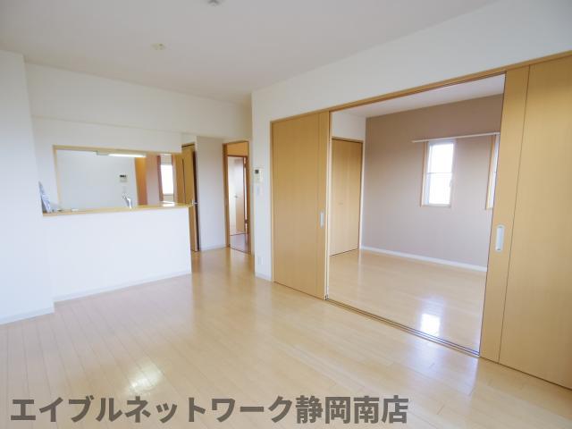 居室・リビング　こちらのリビングで趣味の時間をお楽しみください