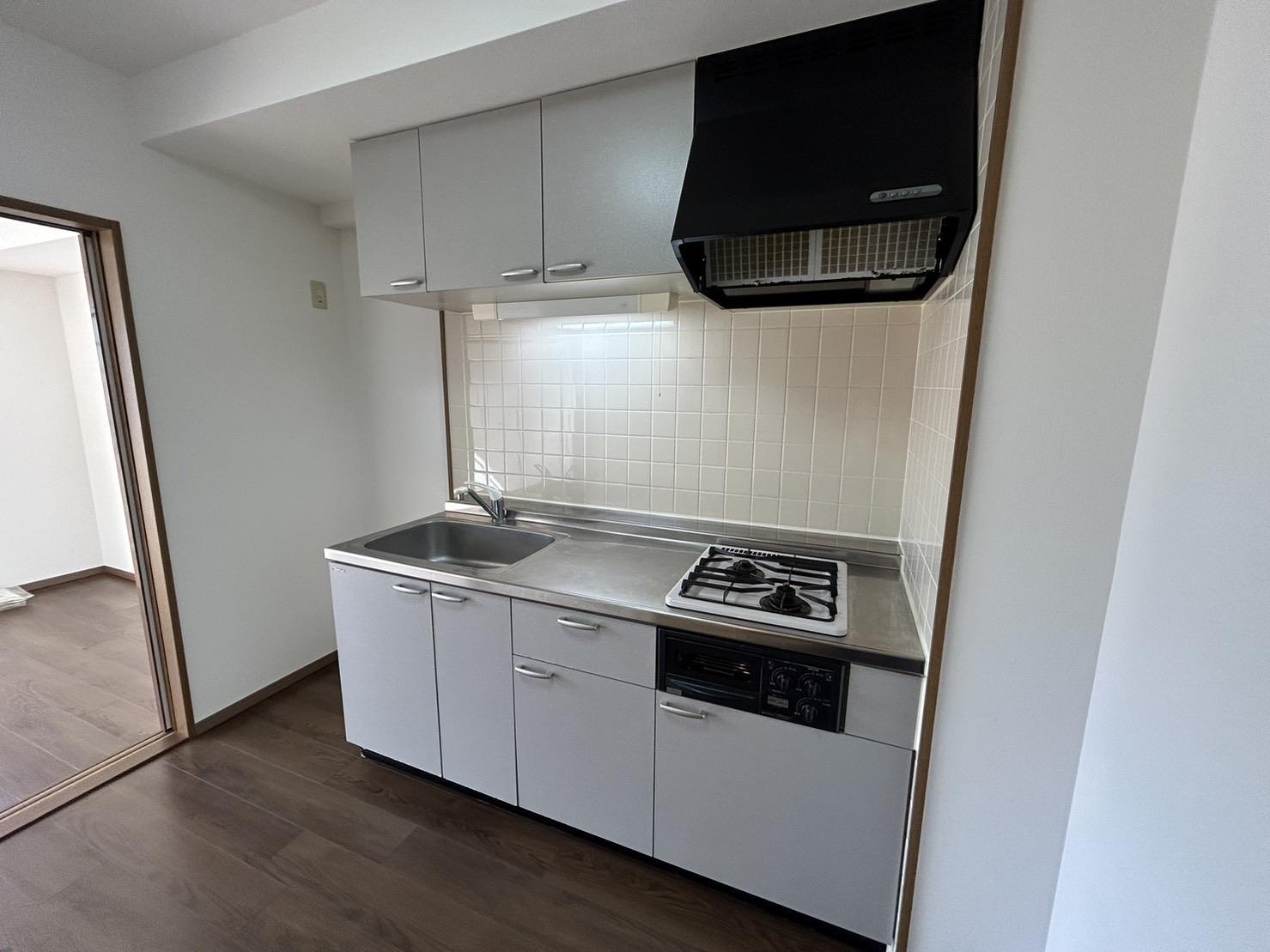 キッチン　ガスコンロ付きの広いダイニングキッチン(別部屋参考写真)