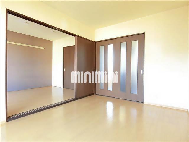 居室・リビング　洋室と繋げて１２帖のお部屋としても利用できます。