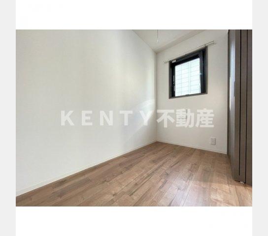 その他部屋・スペース　開放的な寝室です