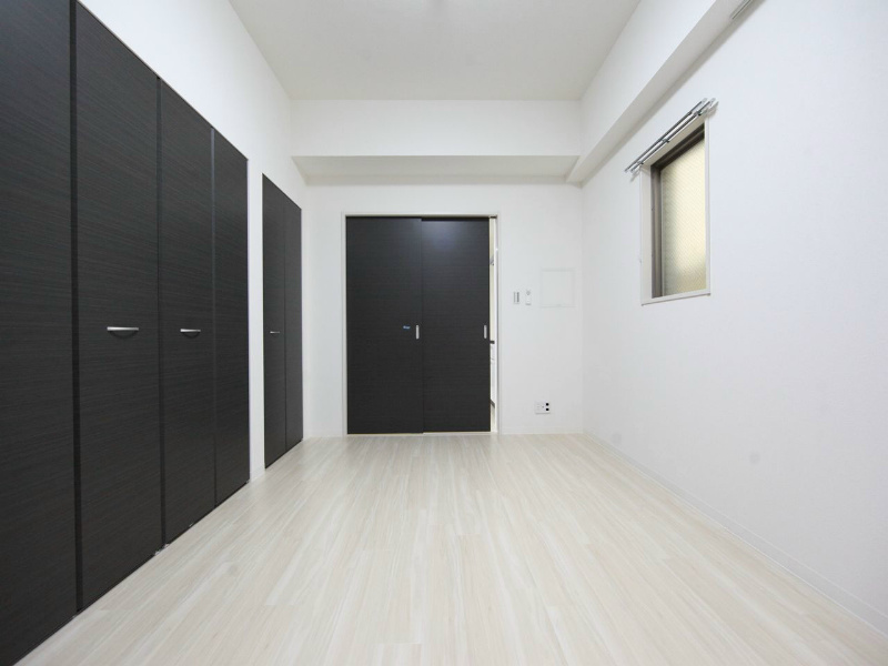 その他　洋室7.5帖　壁一面クローゼット付（収納充実してます）