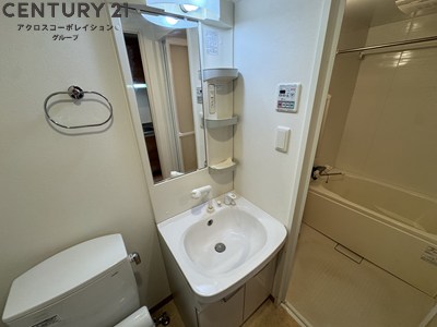 洗面設備　収納スペース豊富な洗面所です。