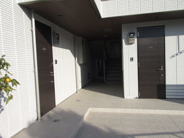 エントランス　段の少ないエントランス回り