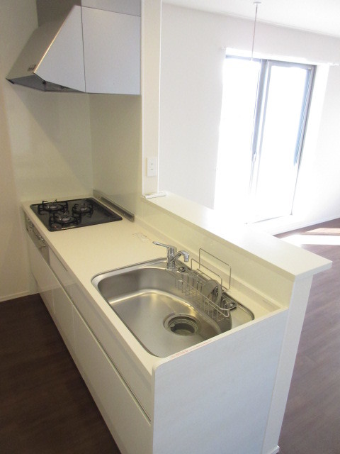 キッチン　ホワイトトップのキッチンはリビングに溶け込みます