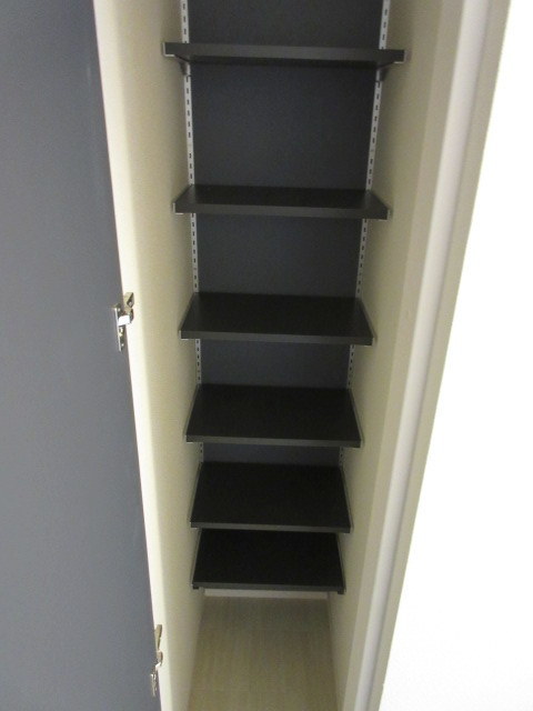 玄関　玄関収納は奥行きあるので場ぎタイプのベビーカーも