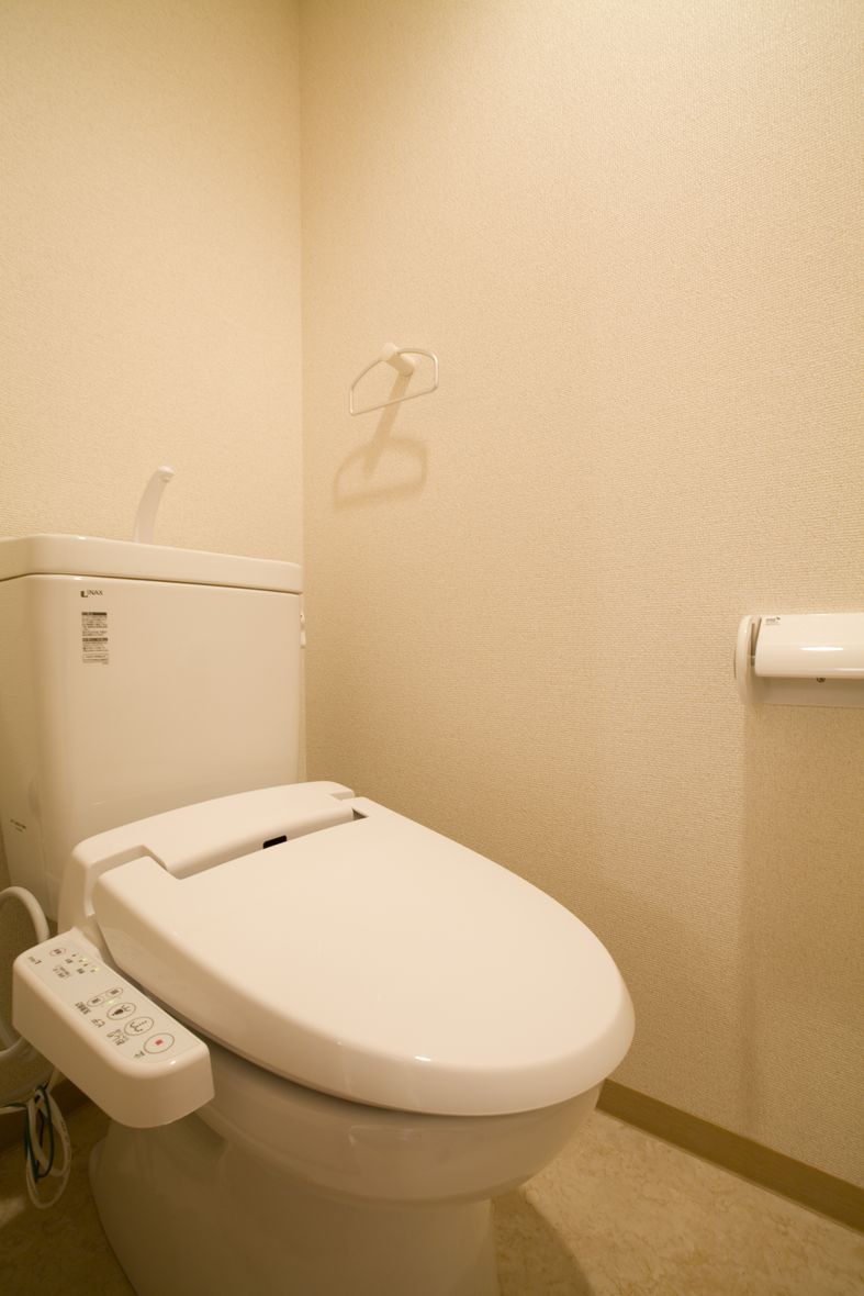 トイレ　シャワートイレ　収棚付
