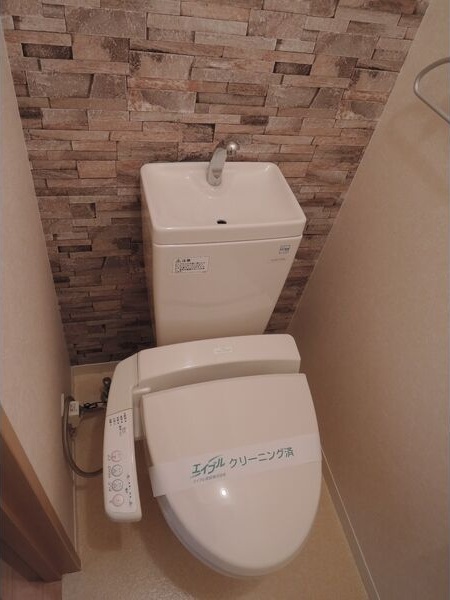 トイレ　※写真は同じマンションの違う部屋のものになります。