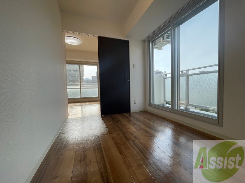 その他部屋・スペース　４帖の洋室です。広々として、きれいですね。