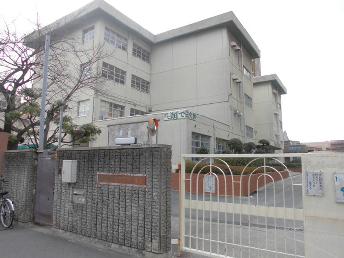 中学校　友呂岐中学校（中学校）まで842m