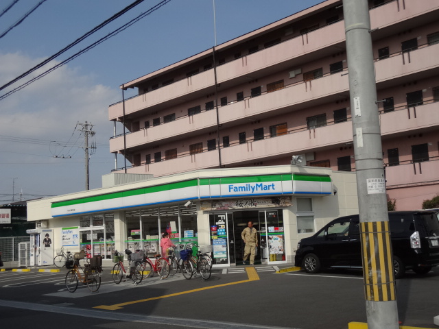 コンビニ　ファミリーマート（コンビニ）まで376m