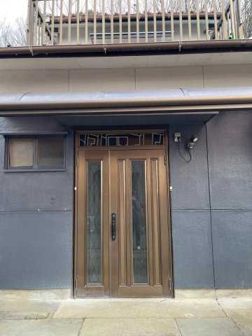 セキュリティ　玄関の前に車が停められて、雨に濡れずに乗車できます