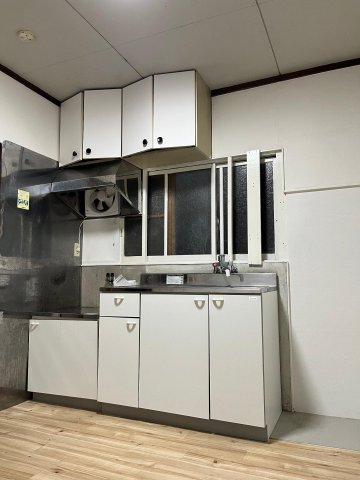 キッチン　換気扇は新品に交換済み。