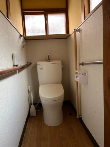 トイレ　温水式便座ついています。はあー、落ち着く