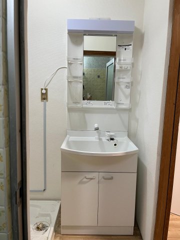 洗面設備　シャワー付き化粧洗面台