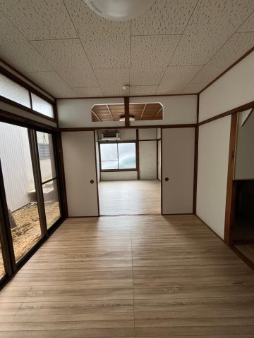 居室・リビング　1階洋室。襖をあければ12畳の広い空間に。