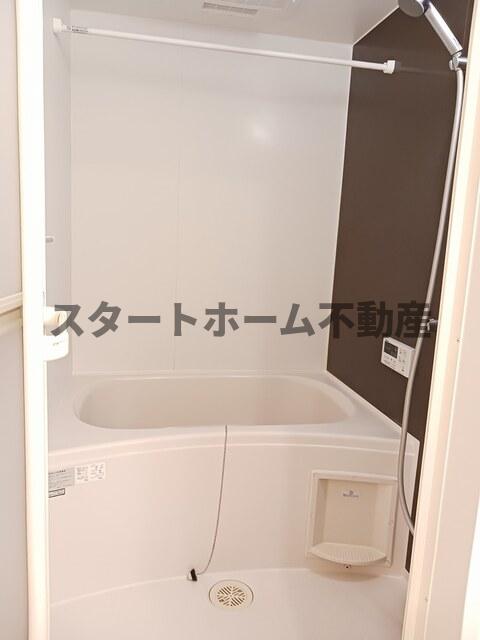 バス・シャワールーム　コンパクトで使いやすいお風呂です